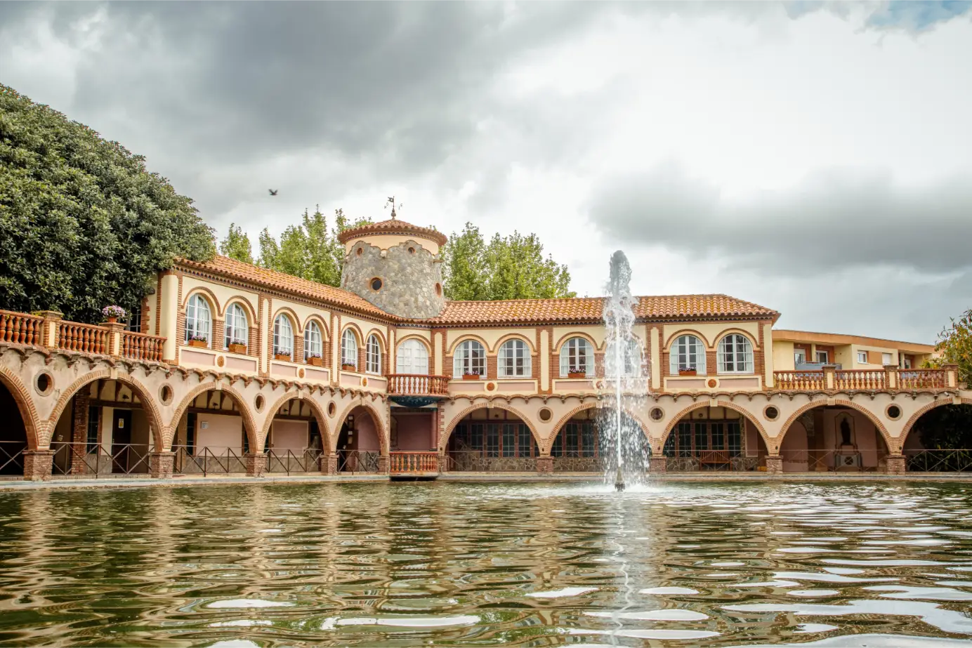 Hotel Termes montbrio balneario centro termal tarragona catalunya ()